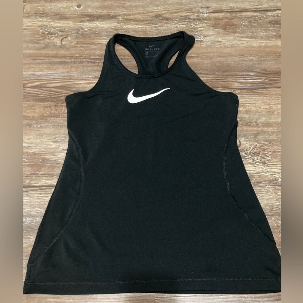 Fitted Nike tank top, barley worn, and dry fit material